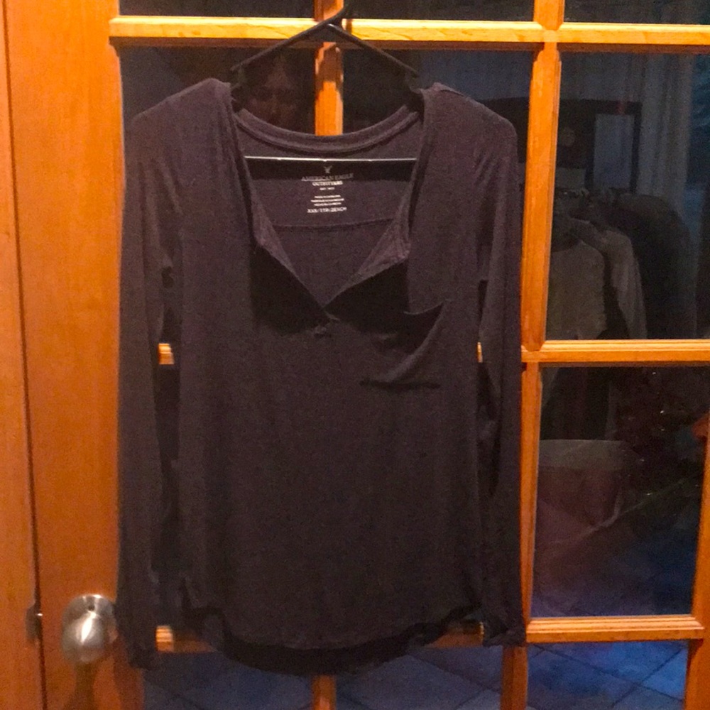 American Eagle long sleeve top. Pocket & V split at top of shirt. 1.5’ side slit